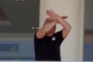 埃及主帅哈桑回国后挥手向现场球迷致意,随后再次做出交叉手势